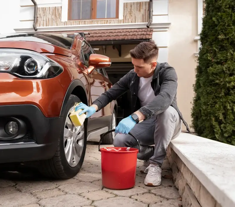 Lavage auto à domicile Cadillac-en-Fronsadais : professionnel intervenant sur un véhicule